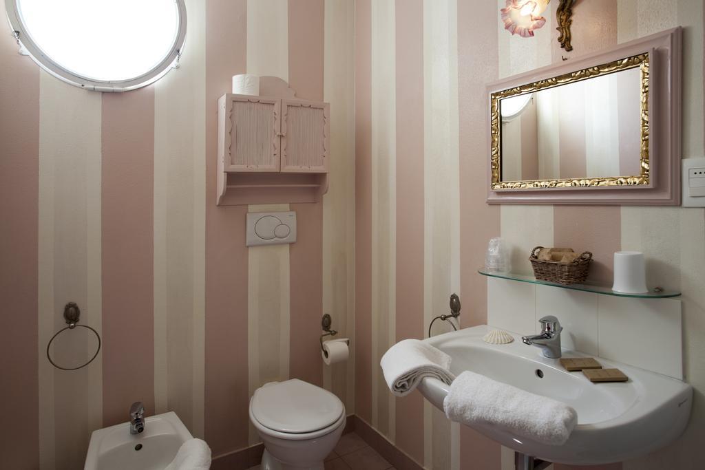 Villa Amelia Rooms มารินา ดิ เปียตราซันตา ภายนอก รูปภาพ
