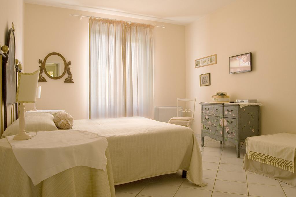 Villa Amelia Rooms มารินา ดิ เปียตราซันตา ภายนอก รูปภาพ