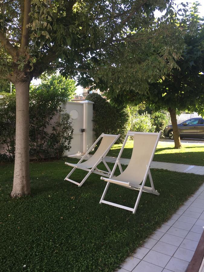 Villa Amelia Rooms มารินา ดิ เปียตราซันตา ภายนอก รูปภาพ
